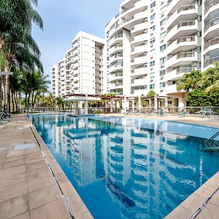 2 qrts c suíte, ar condicionado, piscina infantil e adulto, parquinho, estacionamento privativo, portaria 24hrs, self checkin, indicado pra família c crianças, casais e hóspedes a trabalho-3